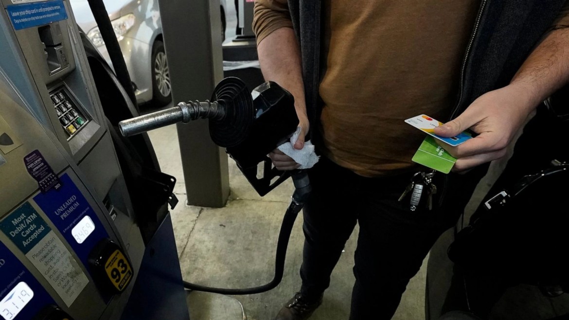Americans reduce buying gasoline, spend more on food - Photo 3.