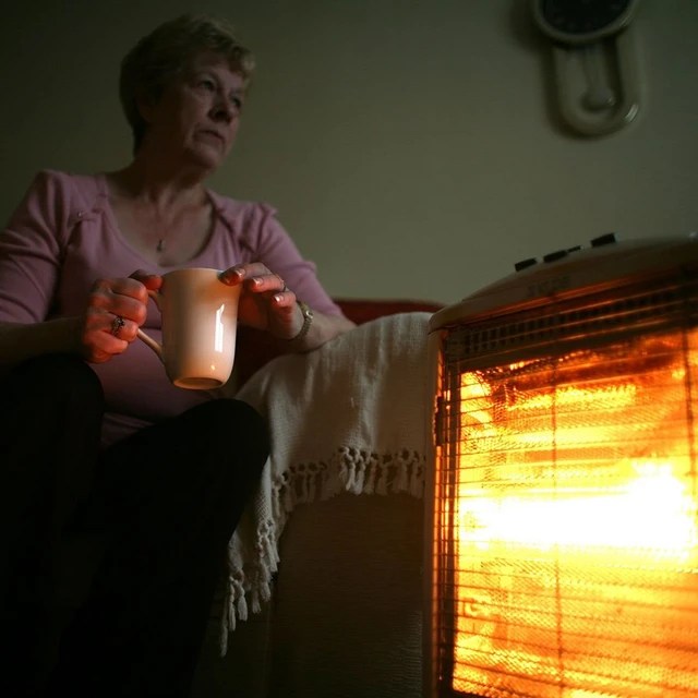 Many Americans would rather suffer the freezing cold without turning on the heater to save costs: We live in an igloo - Photo 2.