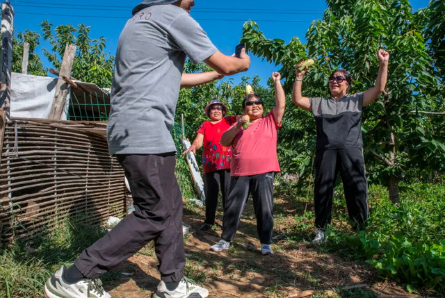 Old Chinese people are out of time to look after grandchildren, clean the house: Daily filming TikTok, rapping and earning hundreds of thousands of dollars after each livestream - Photo 2.