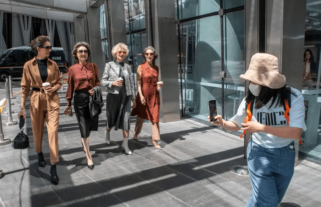 Old Chinese people are out of time to look after grandchildren, clean the house: Daily filming TikTok, rapping and earning hundreds of thousands of dollars after each livestream - Photo 3.
