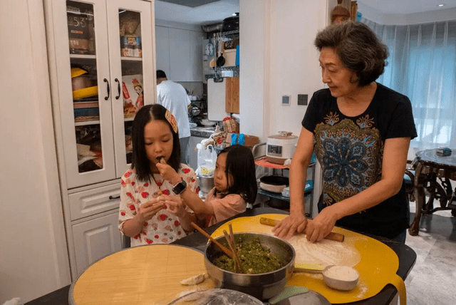 Old Chinese people are out of time to look after grandchildren, clean the house: Daily filming TikTok, rapping and earning hundreds of thousands of dollars after each livestream - Photo 4.