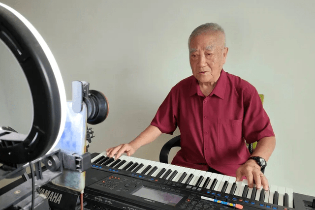 Old Chinese people are out of time to take care of grandchildren, clean the house: Daily filming TikTok, rapping and earning hundreds of thousands of dollars after each livestream - Photo 5.