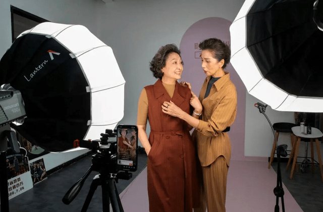 Old Chinese people are out of time to take care of grandchildren, clean the house: Daily filming TikTok, rapping and earning hundreds of thousands of dollars after each livestream - Photo 1.