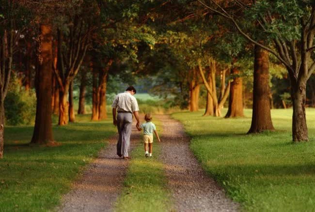 The billionaire father sent his son to his hometown to live together, after a week the boy concluded: "We are so poor that we have nothing but money" - Photo 2.