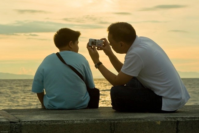 The billionaire father sent his son to his hometown to live together, after a week the boy concluded: "We are so poor that we have nothing but money" - Photo 1.