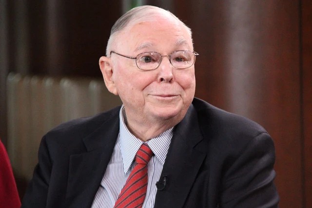 Billionaire Charlie Munger once envious of Warren Buffett asserted: The world is not driven by greed but by jealousy - Photo 1.