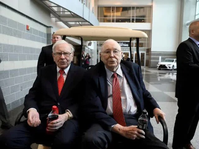 The secret to getting rich from a 98-year-old great investor: The poorer you are, the less relationships you have, the more generous you have to be with these 3 things - Photo 1.