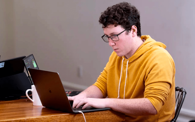 24-year-old stock investor shares the secret of nearly 33 billion dong profit in 2 years: Just 'attention', the opportunity to get rich is firmly in the palm of your hand 24-year-old stock investor shares the secret of nearly 33 billion dong profit in 2 years: Just 'attention', the opportunity to get rich is firmly in the palm of your hand