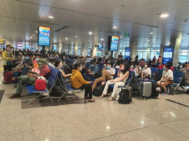 Many families drive their own cars to their hometown because airfares for Tet are scarce - Photo 1. Many families drive their own cars to their hometown because airfares for Tet are scarce - Photo 1.