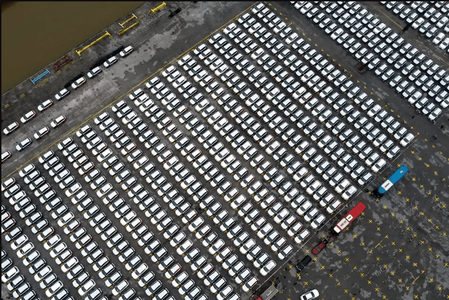While Tesla reduced prices, Chinese electric car companies had to buy a whole fleet of shipping ships to carry cars for sale - Photo 2.