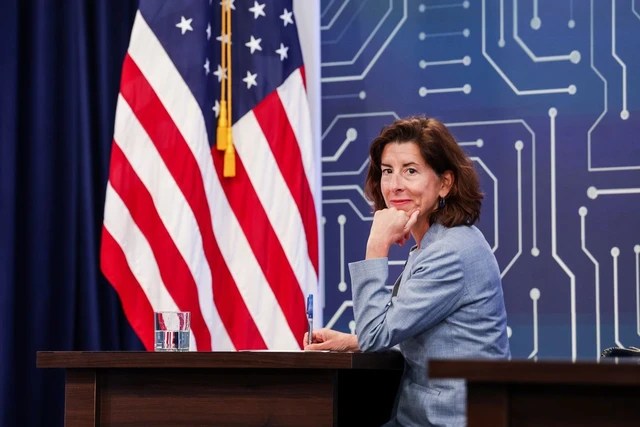 A close-up of the new oil that the US is spending hundreds of billions of dollars on to acquire supply - Photo 3.