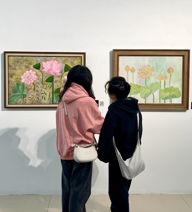 The young couple enjoyed the beauty of the lotus from the talented artists' perspective.