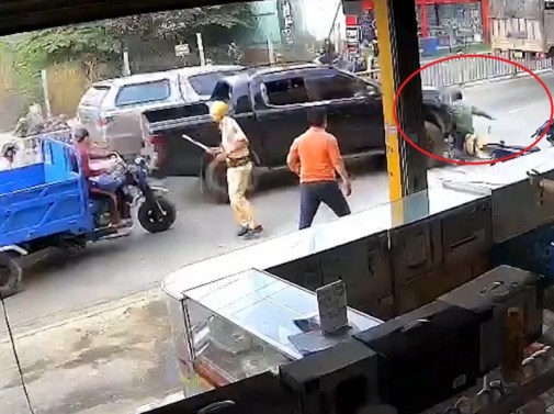 A store's camera recorded when the truck did not obey the order and crashed into the working forces and 2 people.