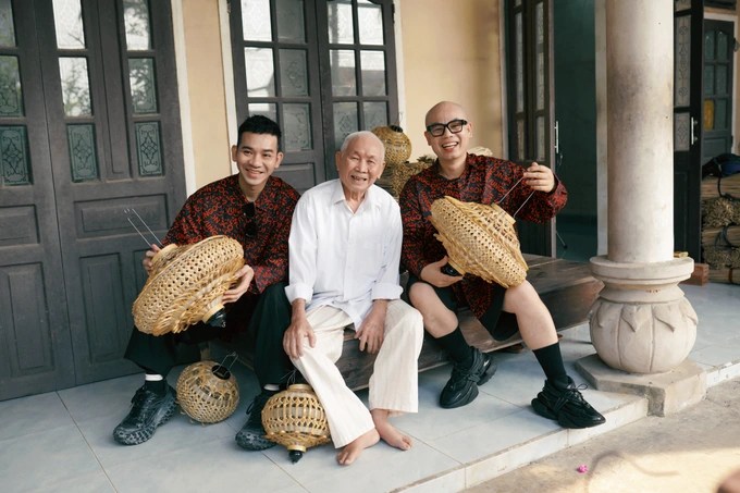 The duo of designers Vu Ngoc and Son and the lantern craftsman