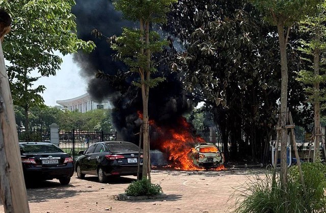 The car caught fire at the Ba Dinh District Sports Center. Photo: SK&ĐS
