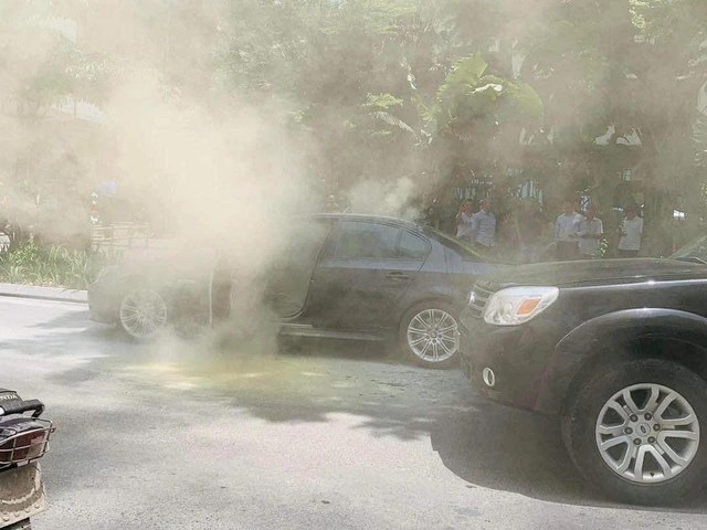 BMW car caught fire in the middle of Hanoi street. Photo: SK&ĐS