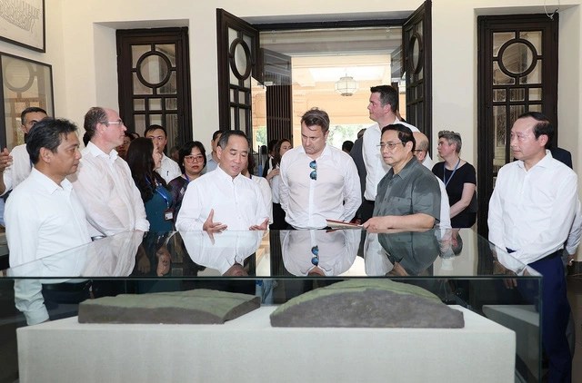 PM Pham Minh Chinh and PM of the Grand Duchy of Luxembourg Xavier Bettel visit the Vietnam Fine Arts Museum. Photo: TTXVN