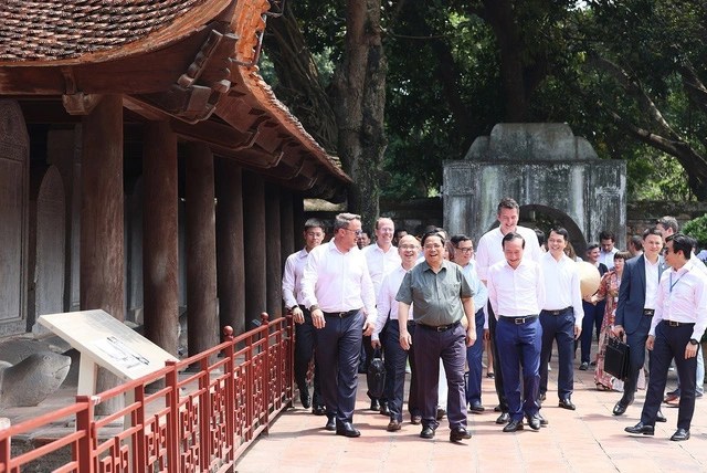 PM Pham Minh Chinh and PM of the Grand Duchy of Luxembourg Xavier Bettel visit the Temple of Literature - Quoc Tu Giam. Photo: TTXVN