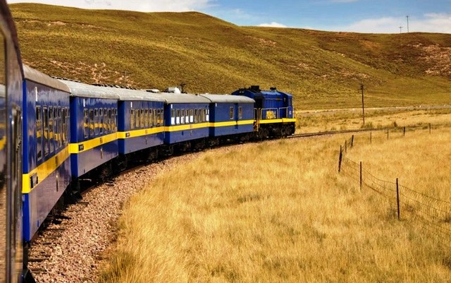 Train of Lake Titicaca Railway, Peru. Photo: Getty Images