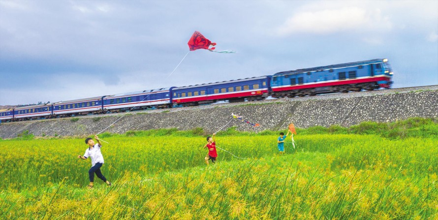 Enjoy the beautiful scenery of Vietnam while sitting on the North-South train