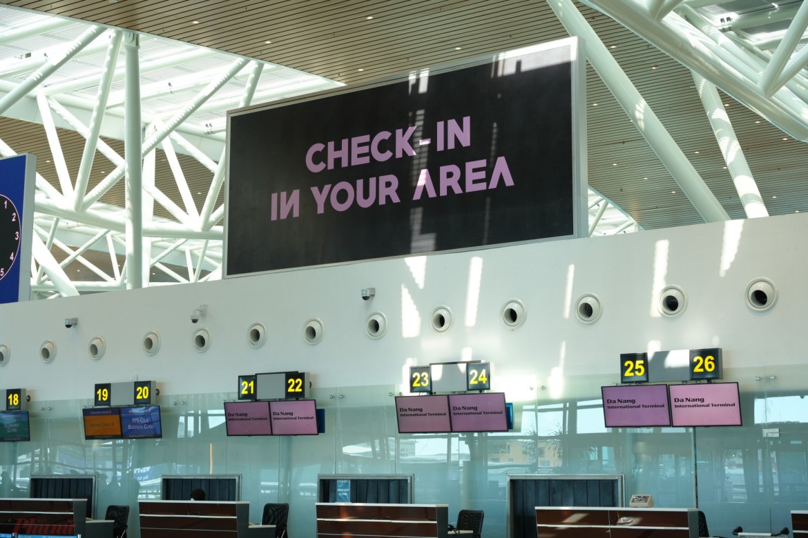 The check-in area also doesn't "escape" from the color change
