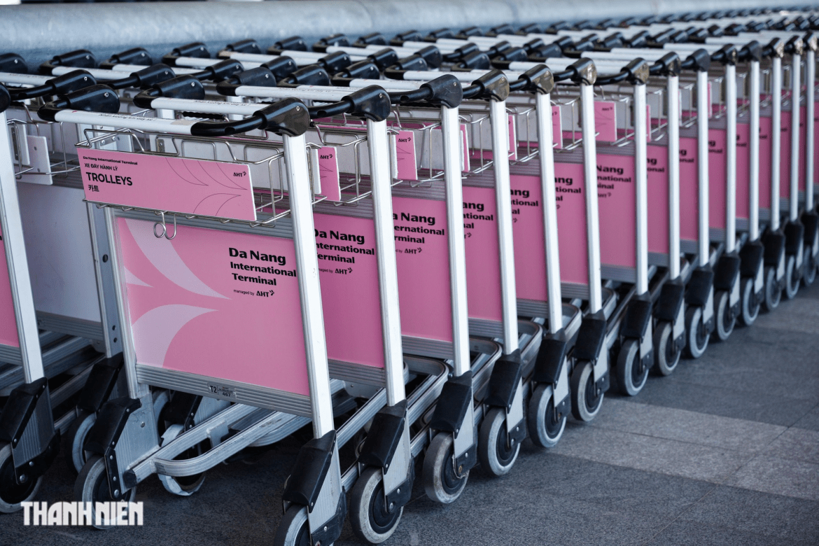 Luggage trolley refurbished in black pink