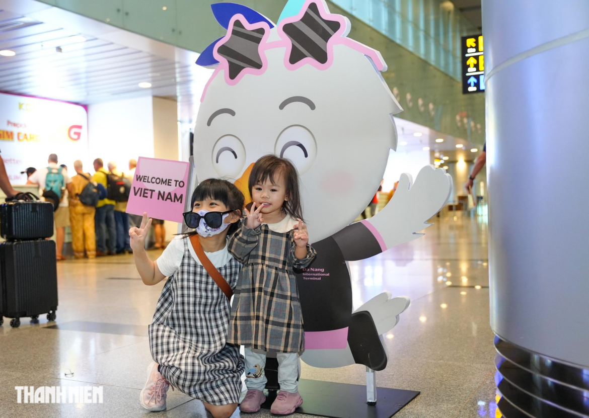 The little Blinks enjoy checking-in at Da Nang international airport