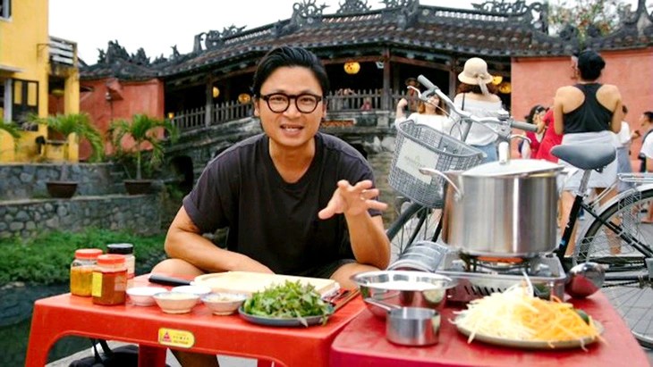 Chef Luke Nguyen cooks Hoi An chicken rice in episode 4 of the documentary series - Photo: SBS