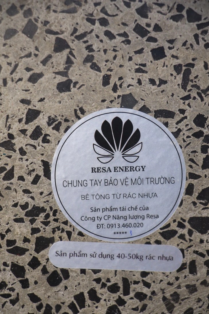 'Join hands to protect the environment - Concrete from plastic waste' - Photo: MINH CHIEN