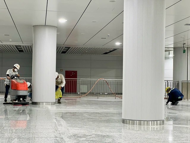 The first floor&nbsp;of the station is a commercial area that also sells train tickets.