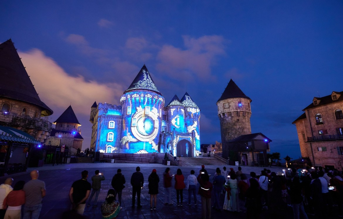 Visitors enjoy experiencing new nightlife products on Ba Na