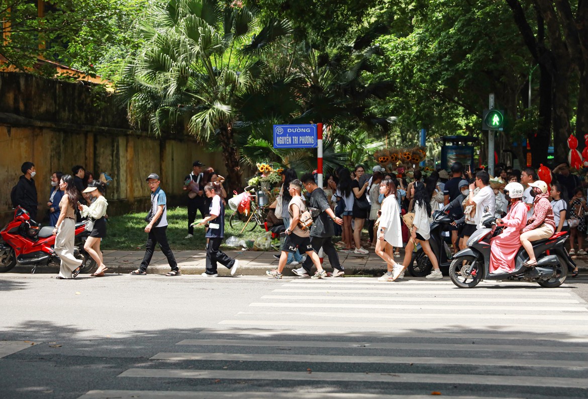 Because of the overcrowding on the sidewalk, several young people chose to walk on&nbsp;the road.