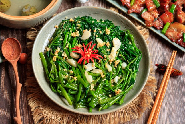 Cách xào rau muống tỏi xanh giòn dậy mùi thơm