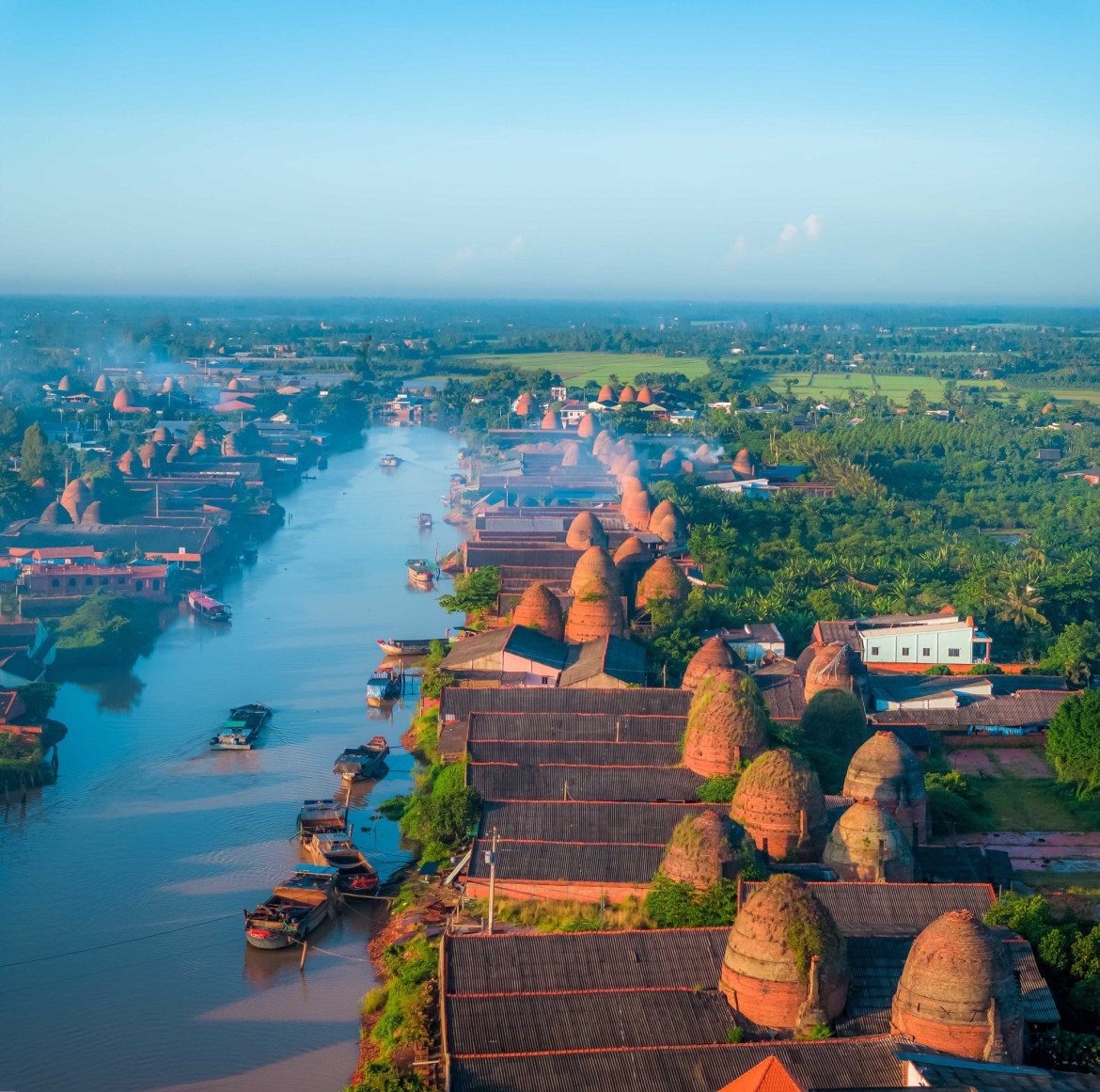The brick kilns in Mang Thit are built mainly with thousands of card bricks, forming architecture with a height of 9 - 13m. The furnace has a diameter of about 6 - 8m, is cylindrical in shape and gradually becomes smaller at the top.