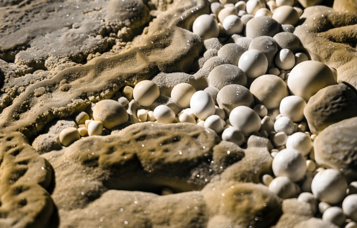The stones in Hung Thoong look like eggs of many sizes