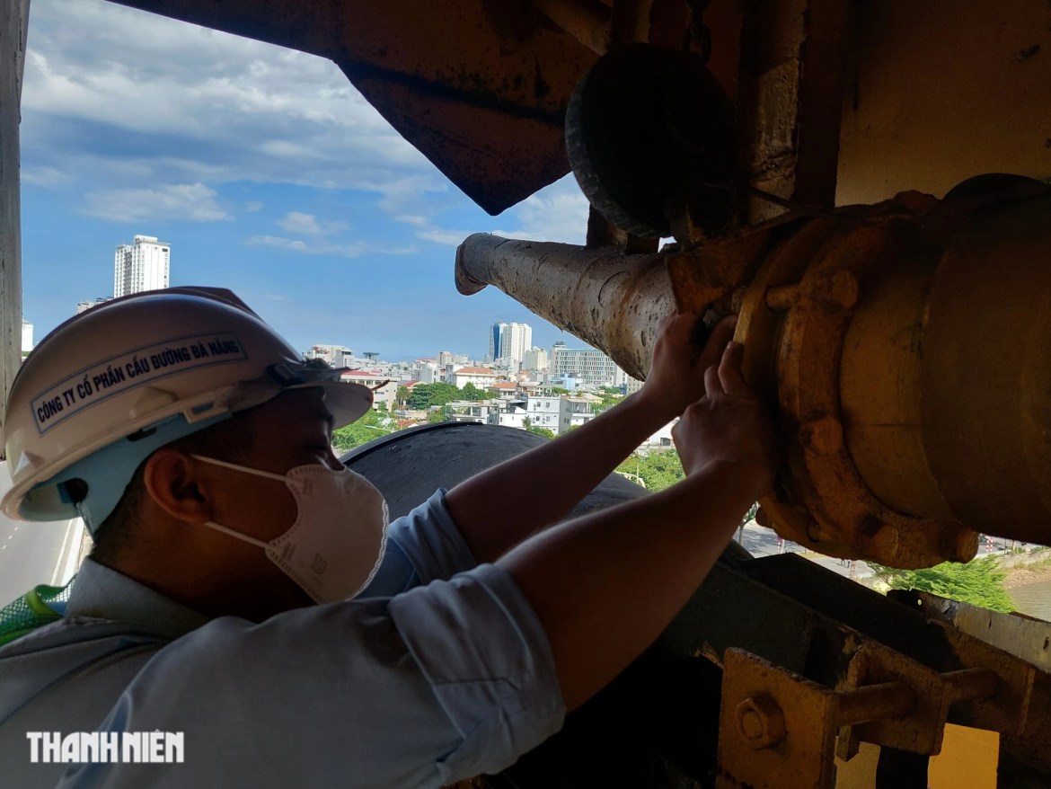 The water sprinkler system is placed on the fire sprinkler head at the Dragon's mouth