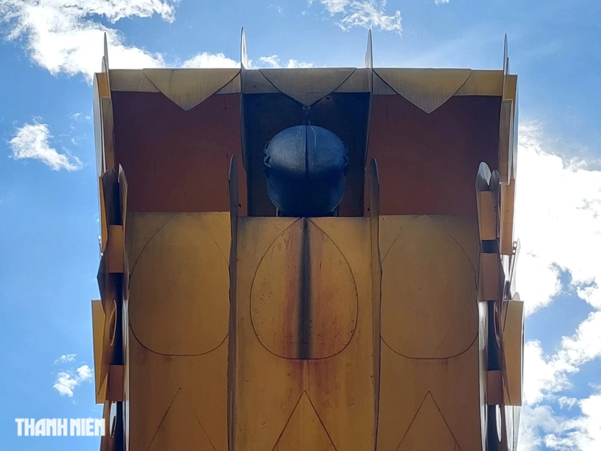 The nozzle inside the Dragon's mouth is pushed out about 50cm on an outward sliding rail to prepare to spray fire