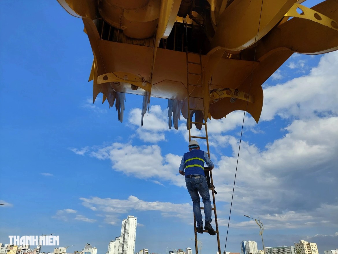 The ladder is hooked into the Dragon's lower jaw