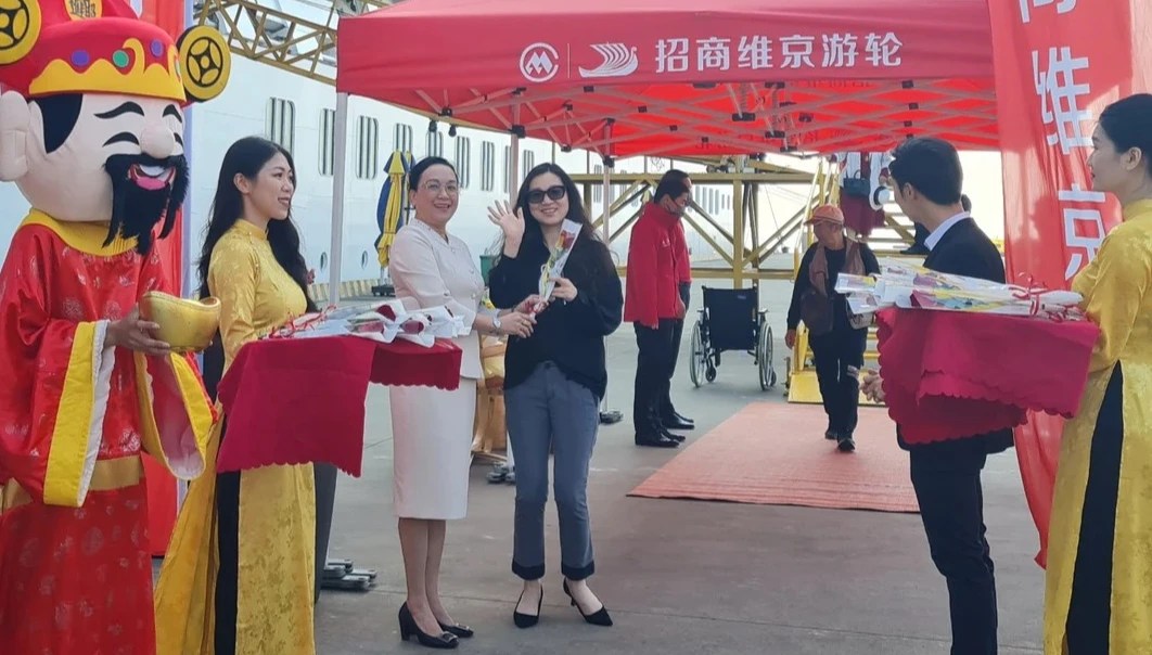 Tàu khách Trung Quốc đầu tiên đến Hạ Long trong năm 2023 - Ảnh 2.