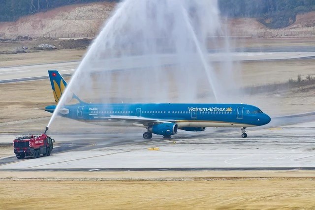 Lần đầu tiên trong lịch sử, sân bay Điện Biên đón máy bay cỡ lớn Airbus A321 - Ảnh 2.