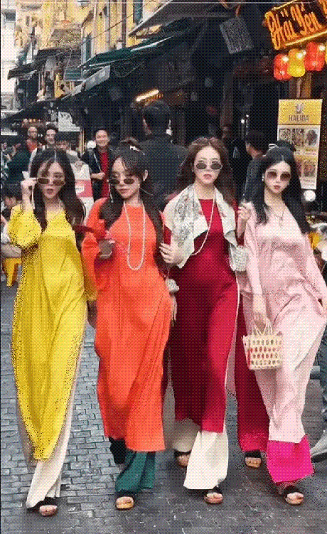 Nhìn chị em tấp nập chụp ảnh trên phố Tạ Hiện là đoán ngay được nên mua áo dài kiểu gì diện Tết này