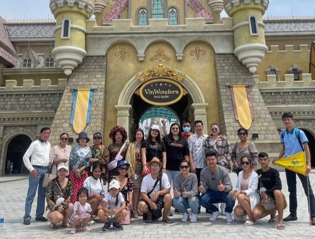 Khách Campuchia ồ ạt đến Việt Nam, tăng 335%- Ảnh 1.