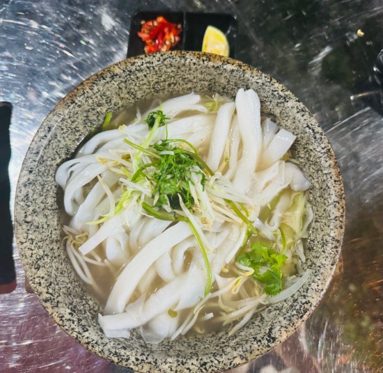 Phở dê bát đá đem lại trải nghiệm thú vị, mới mẻ cho du khách lần đầu thưởng thức.
