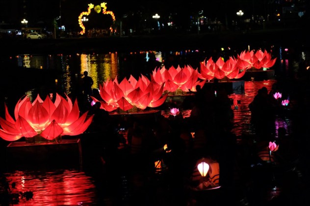 7 đóa hoa sen khổng lồ rực sáng trên sông Hoài