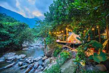 Một khu lều trại tiện nghi bên suối ở thị trấn Quân Chu. Ảnh: Mojen