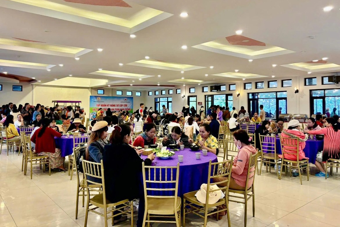 Doan 42.000 khach anh 1