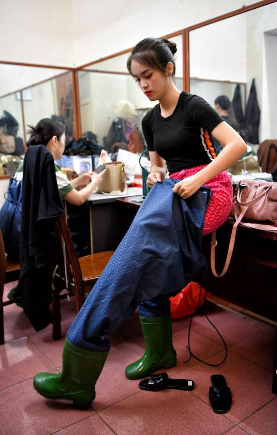 Mặc trang phục để xuống nước điều khiển rối.