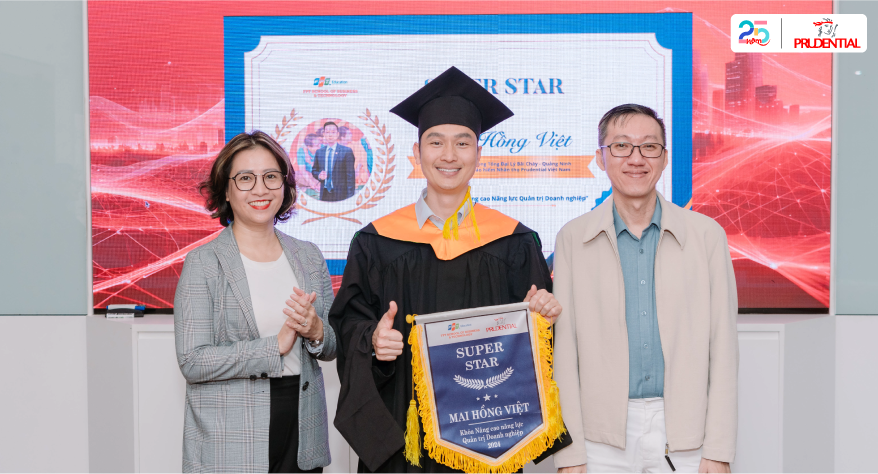 Anh Mai Hồng Việt (đứng giữa) tham dự khóa tốt nghiệp