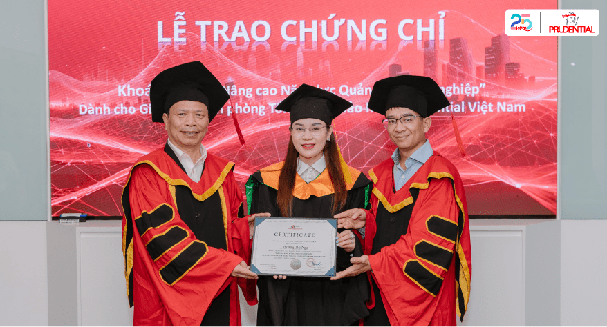 Chị Hoàng Thi Nga (đứng giữa) tham dự tại khóa tốt nghiệp