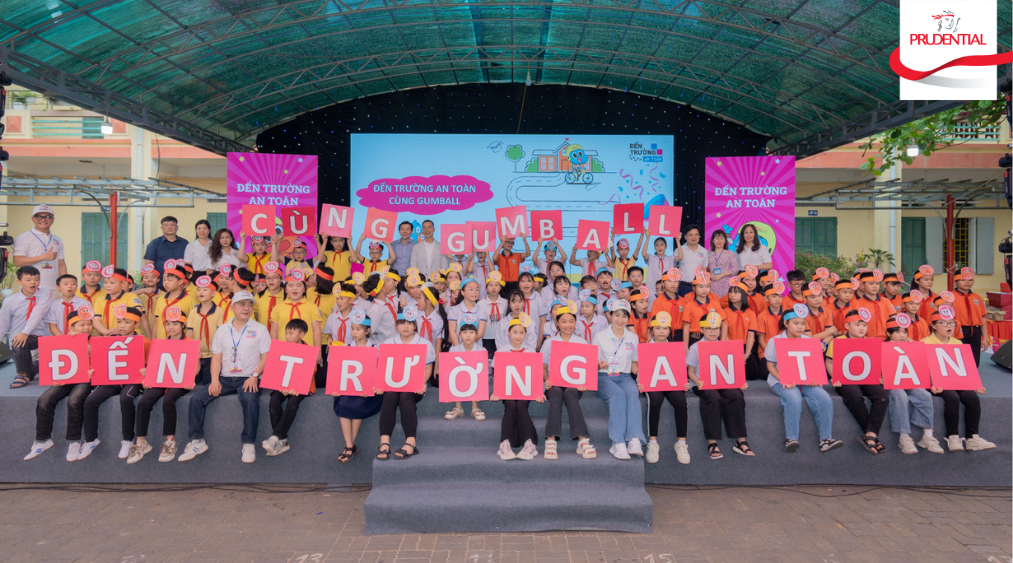 Dự án “Đến trường an toàn” cùng đối tác địa phương trao tặng mũ bảo hiểm đạt chuẩn cho các em học sinh